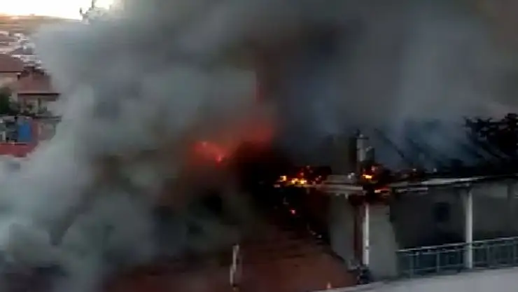 'Terasta yapılan yemek ateşi çatıyı alev topuna çevirdi'
