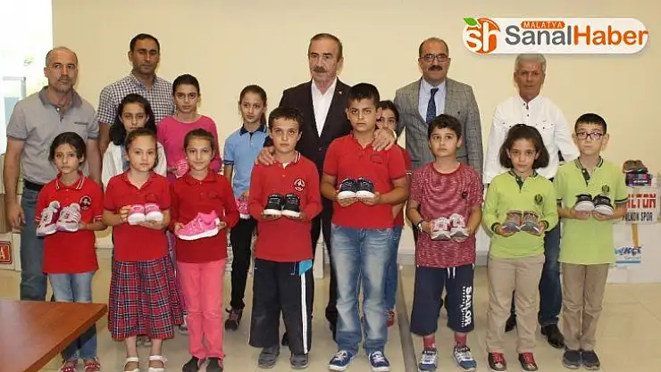 Ticaret Borsasından öğrencilere ayakkabı