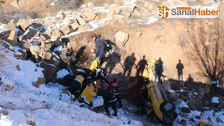 Ticari taksi şarampole uçtu: 2 ölü, 1 yaralı
