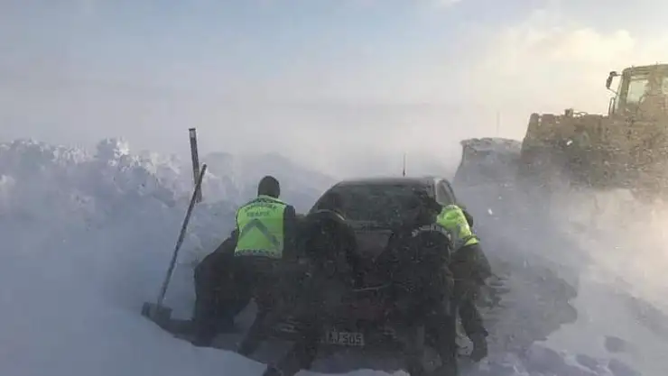 'Tipide mahsur kalan vatandaşları ekipler kurtardı'