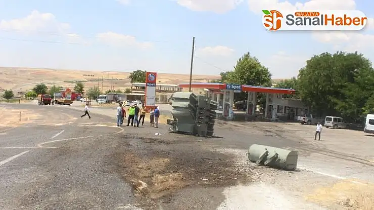 Tır'dan düşen trafo karayolunu savaş alanına çevirdi: 2 yaralı