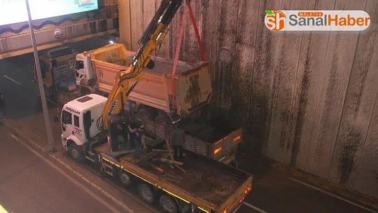 Tır üzerindeki kamyon alt geçide sıkıştı, vinç yardımıyla kurtarıldı