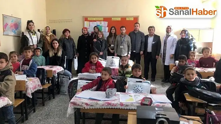 TOGEM'den köy okuluna kırtasiye desteği