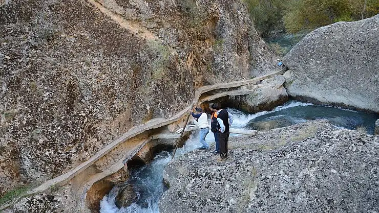 TOHMA ÇAYI´NDA KAYBOLAN YAŞLI ADAMI ARAMA ÇALIŞMALARI SÜRÜYOR 