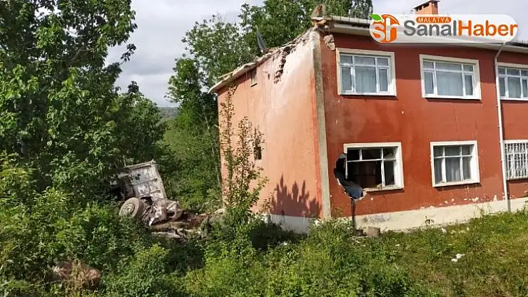 Tomruk yüklü kamyon evin çatısına uçtu: 1 yaralı