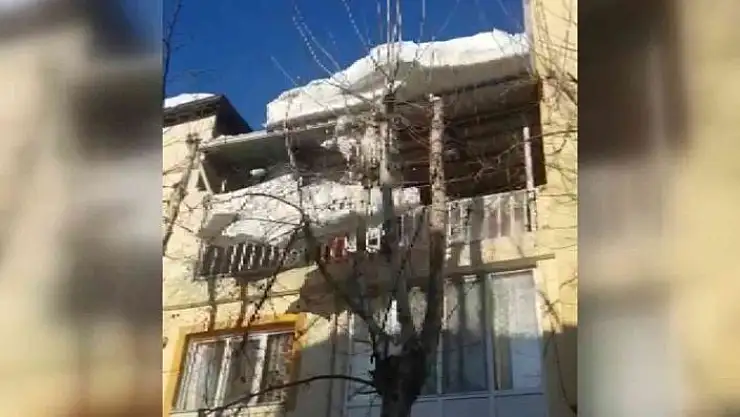 'Tonlarca kar kütlesi saniyeler içerisinde çatıdan düştü'