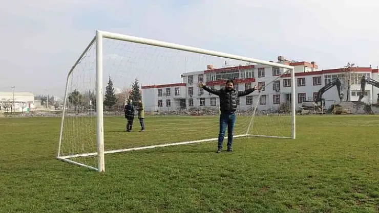 'Top koşturduğu stadın yıkılışına şahit olan eski kalecinin duygusal anları'