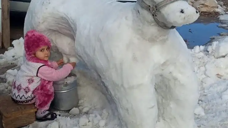 'Torununa kardan inek yaptı'
