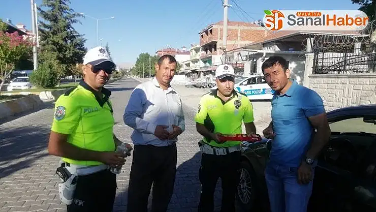 Trafik ekiplerinden sürücülere bayram şekeri