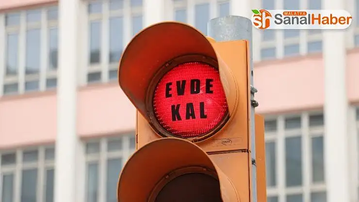 Trafik ışıkları 'Evde kal' çağrısı ile yandı