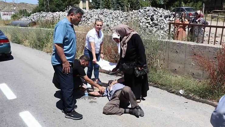 'Trafik kazasında yaralanan vatandaşı sıcaktan korumak için başında beklediler'
