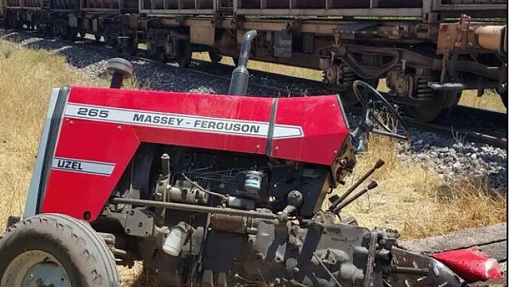 TRENİN ÇARPTIĞI TRAKTÖR İKİYE BÖLÜNDÜ: 1 YARALI 
