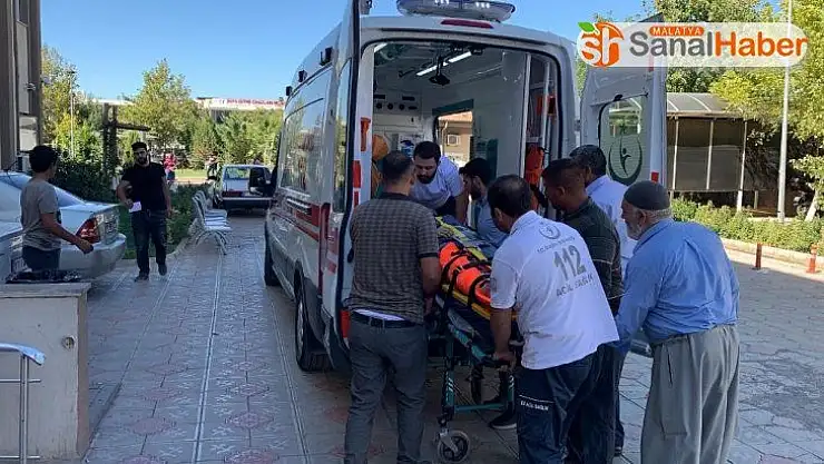 Traktör ile motosiklet çarpıştı: 2 yaralı