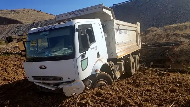 'Traktörü sollamak isterken tarlaya uçtu'