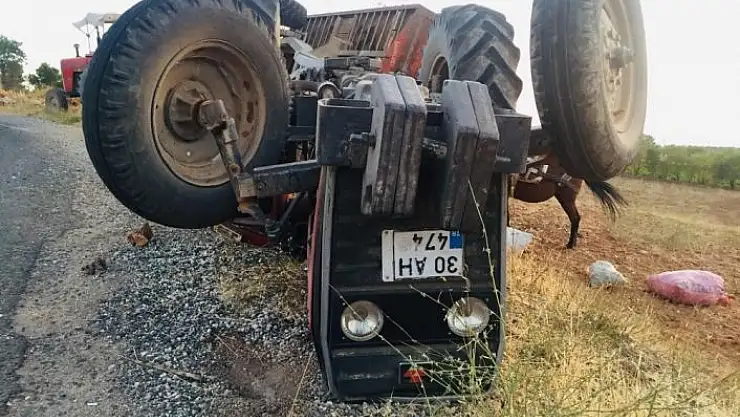 'Traktörün altında kalan baba oğul ağır yaralandı'