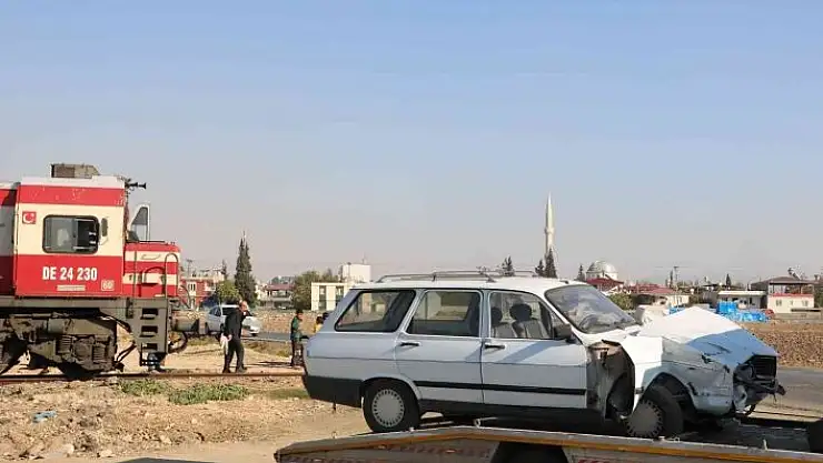 'Tren hemzemin geçitte otomobile çarptı, sürücü yaralandı'