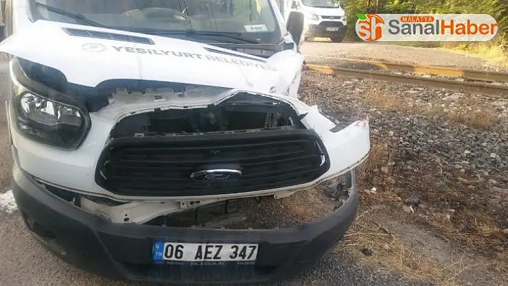 Malatya'da Tren kamyonete çarptı