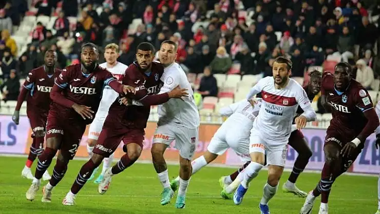 'Trendyol Süper Lig: E.Y. Sivasspor: 2 Trabzonspor: 2 (İlk yarı)'