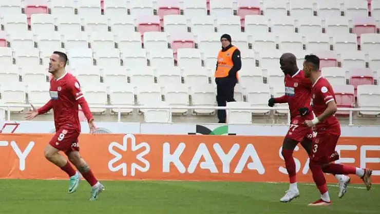 'Trendyol Süper Lig: Sivasspor: 1 - Beşiktaş: 0 (İlk yarı)'