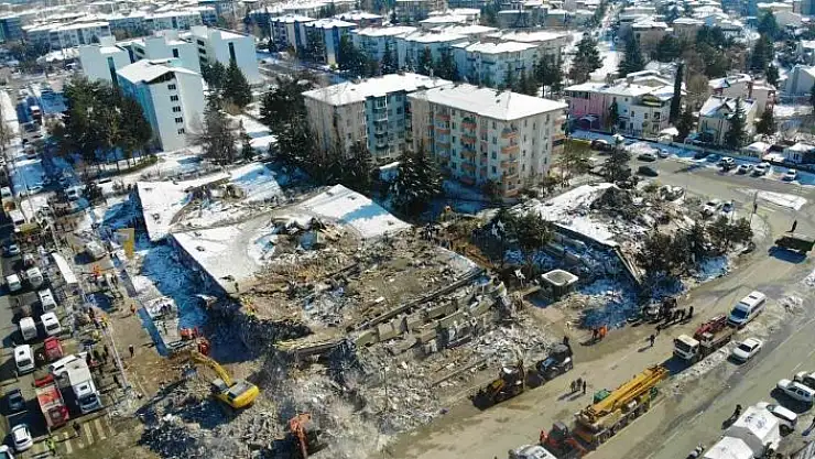 'TSK arama-kurtarma ekipleri, enkaz alanında vatandaşların bulunması için yoğun çaba sarf ediyor'