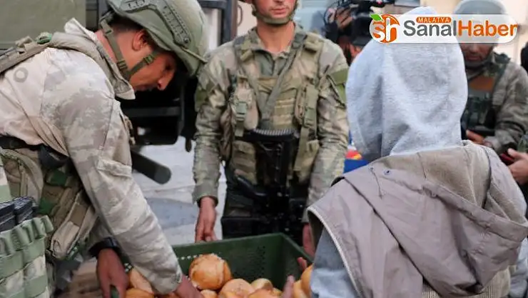 TSK, Resulayn'da günde 5 bin kişiye sıcak ekmek dağıtıyor