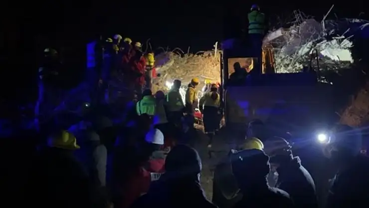 'Tunceli AFAD ve Makedon ekip, 114 saat sonra depremzedeyi enkazdan canlı çıkardı'