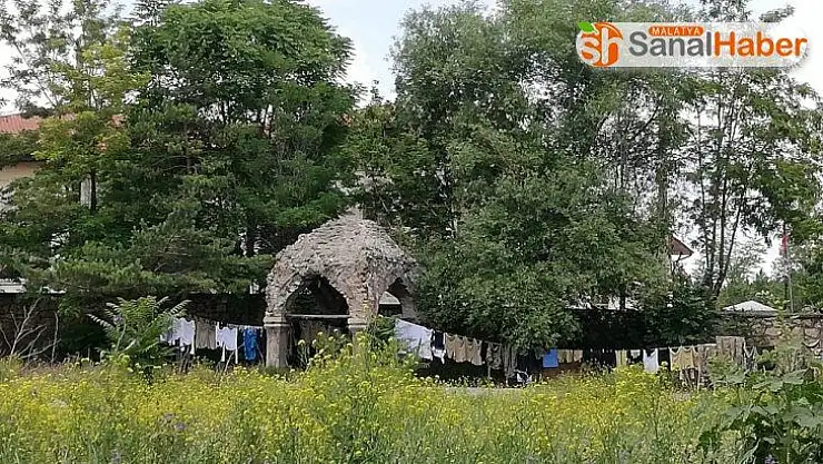 Türbede çamaşır sergisi