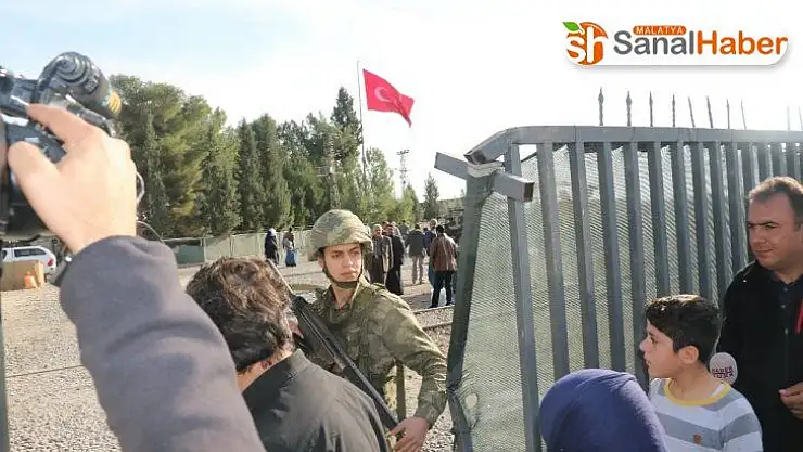 Türk askerini alnından öpen Suriyeliler yıllar sonra kavuştukları topraklarda secdeye kapandı