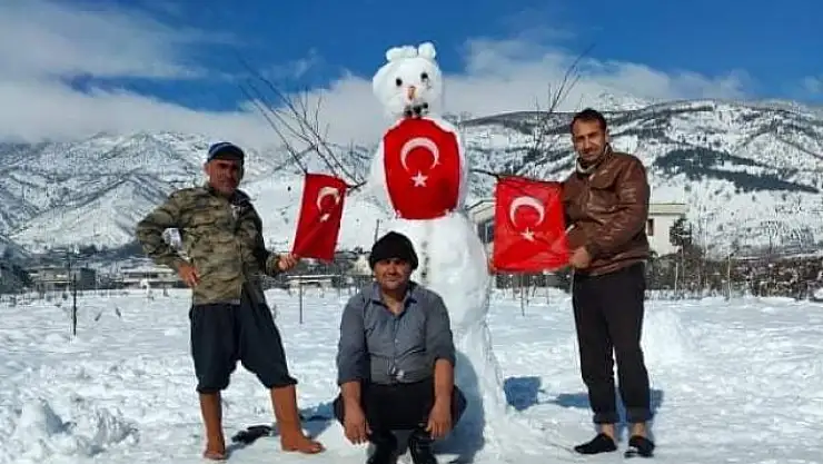 'Türk bayraklı kardan adama yoğun ilgi'