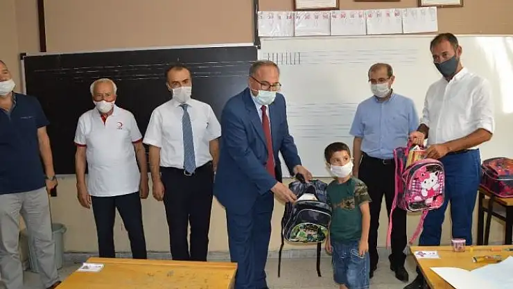 'Türk Kızılay´ı Besni´de öğrencilere çanta ve kırtasiye yardımı yaptı'