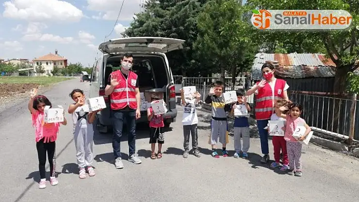Türk Kızılayı Arguvan'da maske dağıttı
