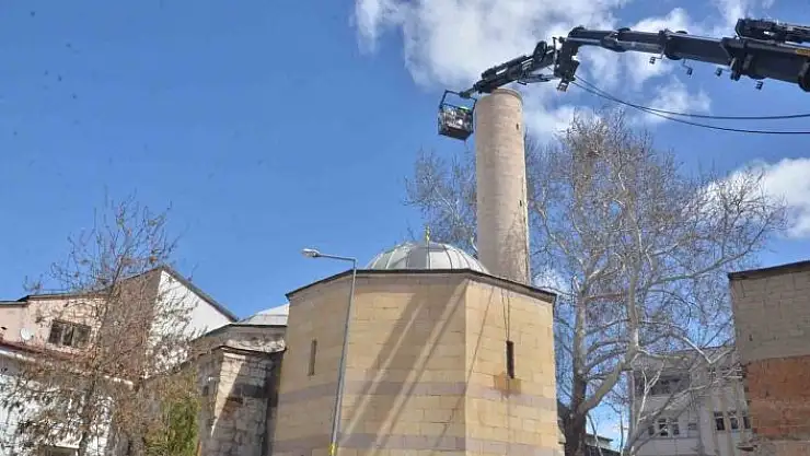 'Türkiye´nin türbeye açılan mihraplı tek camisinin minaresi söküldü'