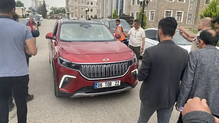 'Türkiye´nin yerli otomobili TOGG Adıyaman´da, yoğun ilgi gördü'