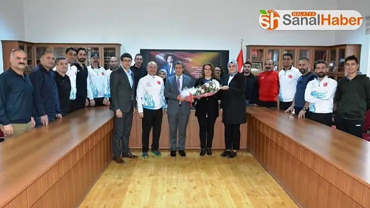 Türkiye Şampiyonasına katılan öğretmenlere çiçek