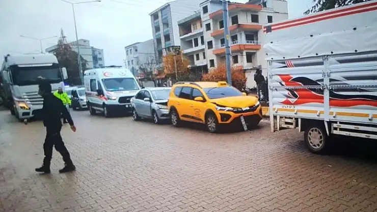 'Üç araç birbirine girdi: 1 yaralı'