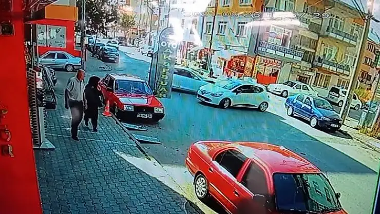 'Üç aracın karıştığı kaza güvenlik kamerasında'