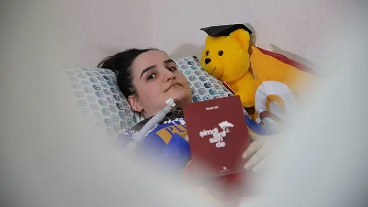 'Üç makineye bağlı yaşayan Nurçin, tek parmağı ile 3´üncü kitabını çıkardı'