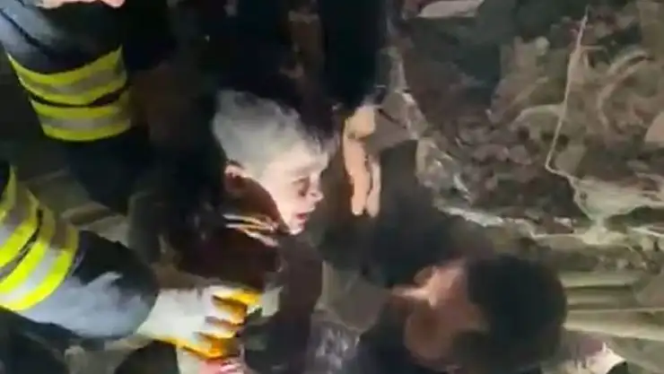'Üç yaşındaki Miran, 22 saat sonra enkazdan sağ kurtuldu'