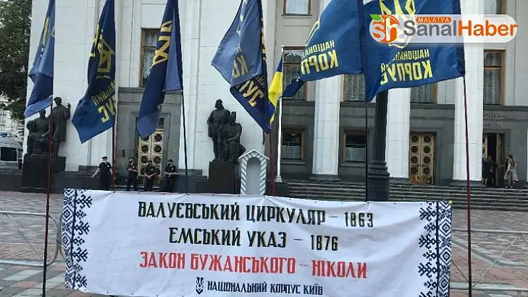 Ukrayna'da Rusça diline yönelik hazırlanan kanun teklifi protesto edildi