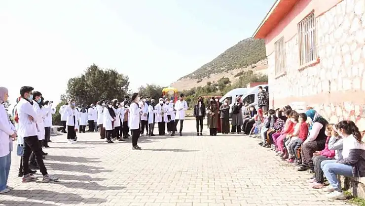 'Üniversite öğrencileri köyde yaşayan çocuklarla bir araya geldi'