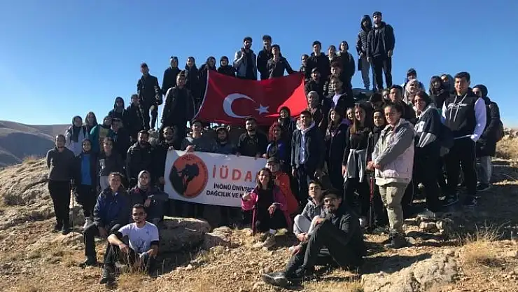 'Üniversite öğrencileri Küçük Sivri Tepesi´ne tırmandı'