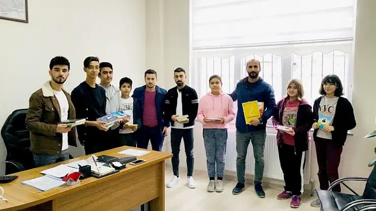 'Üniversite öğrencileri  Şehit Hakan Bali Okulunda kütüphane oluşturdu'