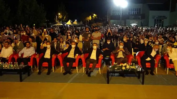 'Üniversite öğrencilerine çiğ köfteli konserli karşılama'