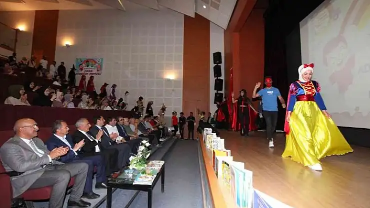 'Üniversitede çocuk edebiyatı festivali düzenlendi'