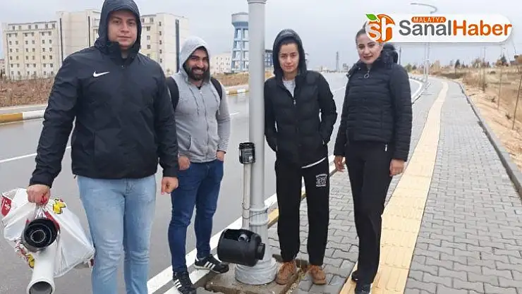 Üniversiteli öğrencilerden örnek davranış