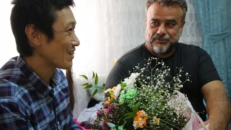 'Ünlü sanatçı Bülent Serttaş, Elazığlı ailenin evinde misafir ettiği Japon turisti ziyaret etti'