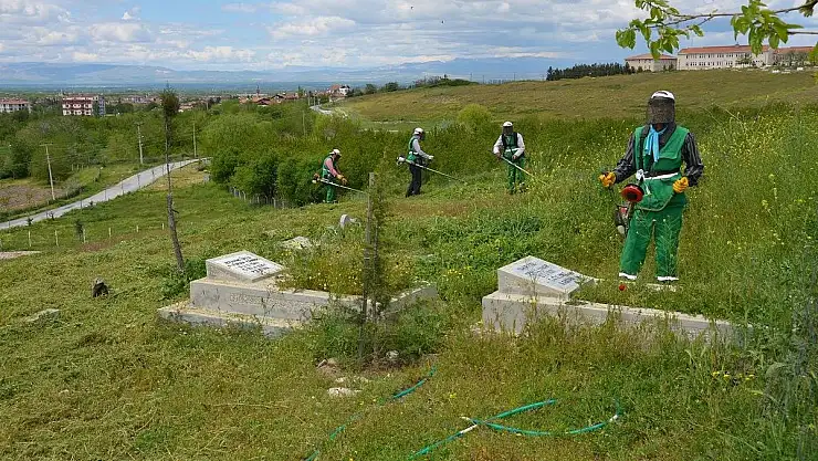 MEZARLIKLARIN VE PARKLARIN BAKIMI YAPILIYOR