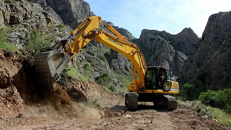 AKÇADAĞ´DA SULAMA SUYU PROJESİ İÇİN 2 KM´LİK YOL AÇILDI