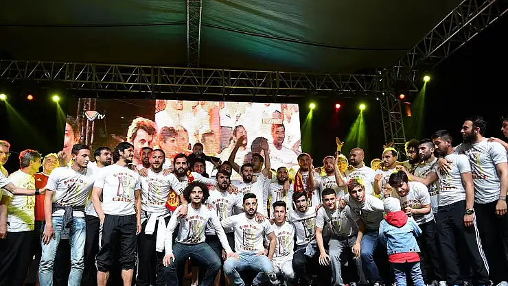 ŞAMPİYONA YAKIŞIR KUTLAMA 