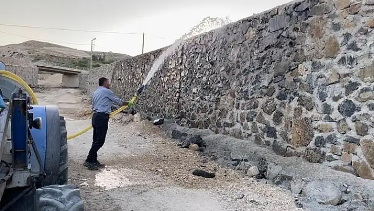 'Ustanlar bayram iznine çıktı, duvarı sulamak muhtara düştü'